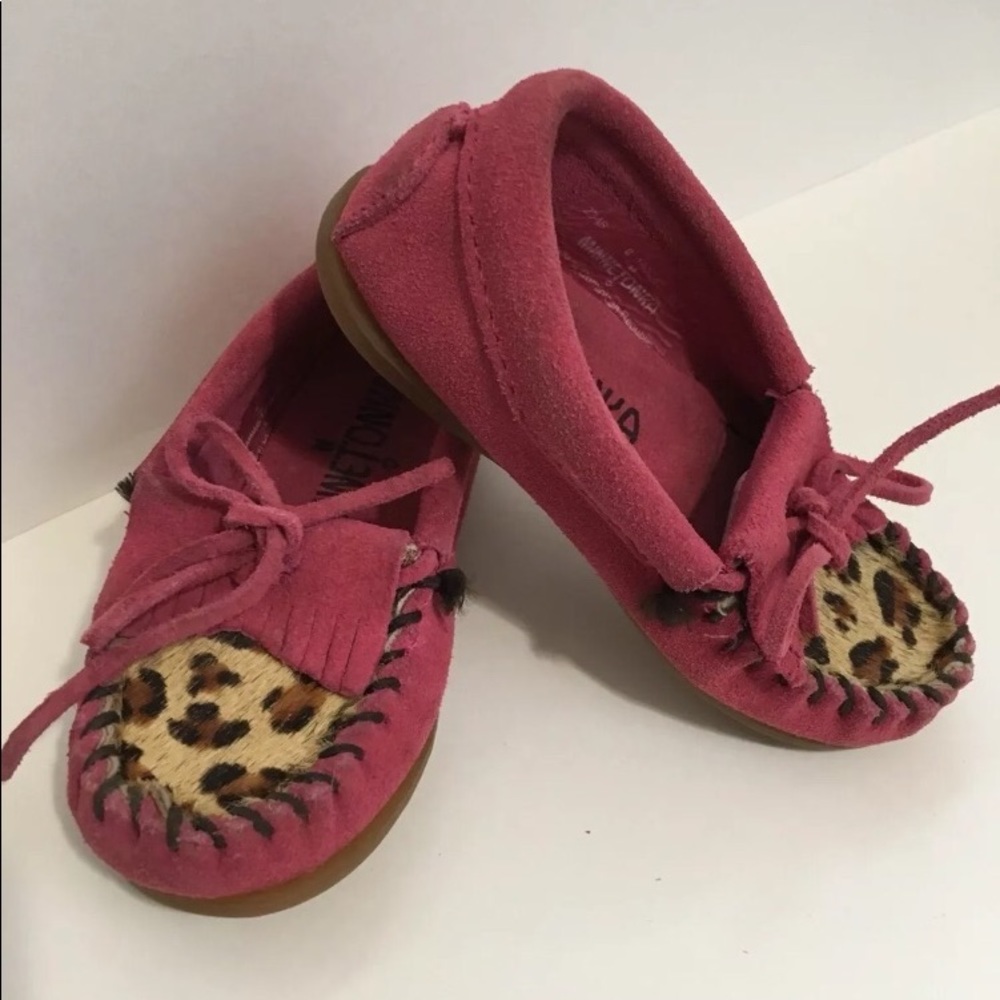 🇺🇸Minnetonka girls 8 12 leopard slip on shoes